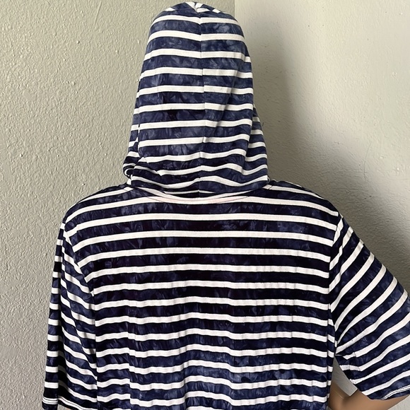 Saint Tropez V-Neck Top - Picture 6 of 14